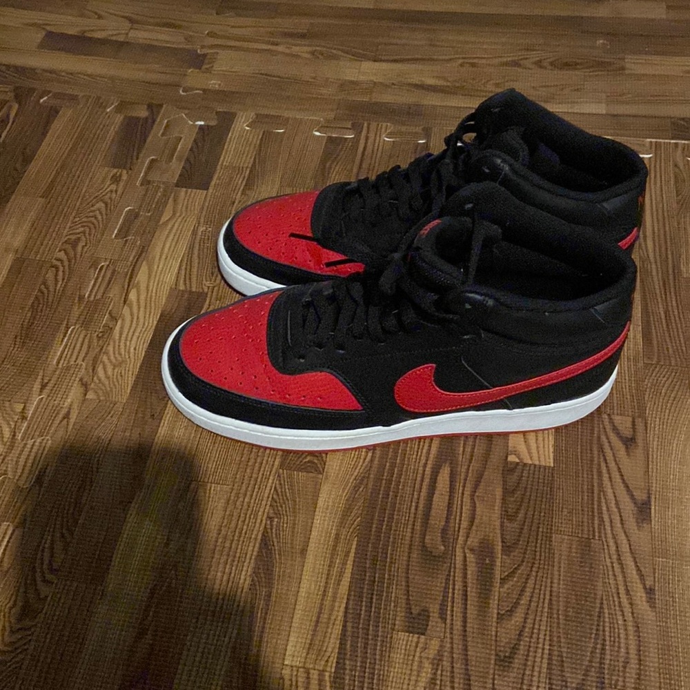 Size 9 men’s Nike sneakers red, black and white. Open to negotiate